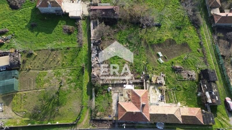 Едноетажна тухлена къща за продажба, с двор, в долната част на кв. Пов