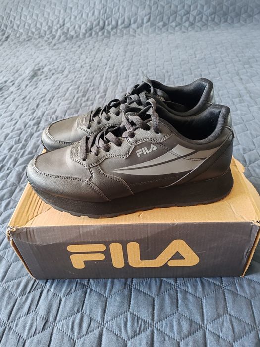 Дамски черни маратонки Fila