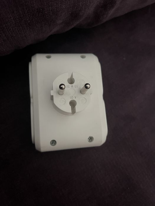 Adaptor 4 prize Legrand 049400, 6 A, alb, contact de protectie, protectie copii, iesiri laterale