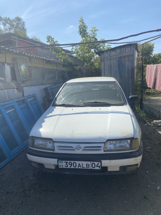 Nissan Primera и мотоцикл в профиле