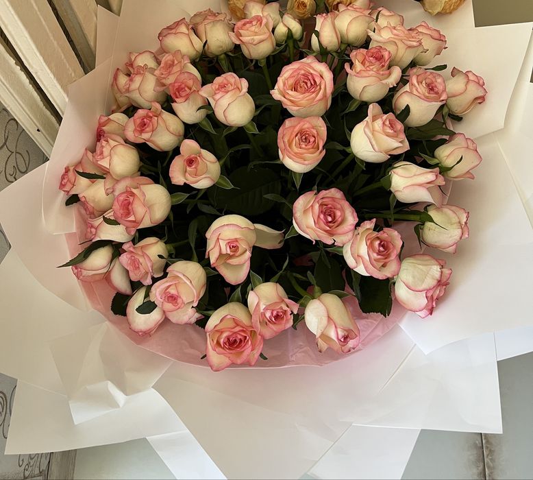 үлкен букет гүл сатылады