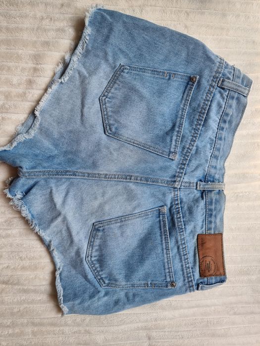 Pantaloni scurti cu talie inalta Zara