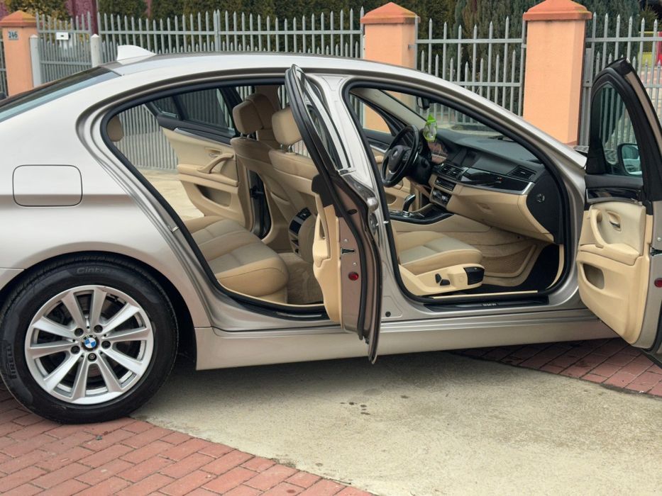 Bmw f10 520i 2.0 benzina an 2012 automat unic proprietar fiscal pe loc 

Dublu Climatronic functional 
Padele volan
Sistem start stop
Faruri bi-xenon