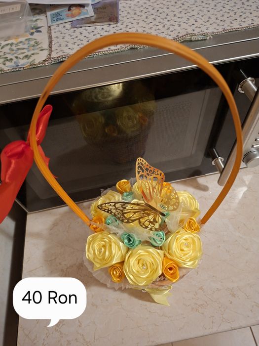 Coșuri cu trandafiri din satin