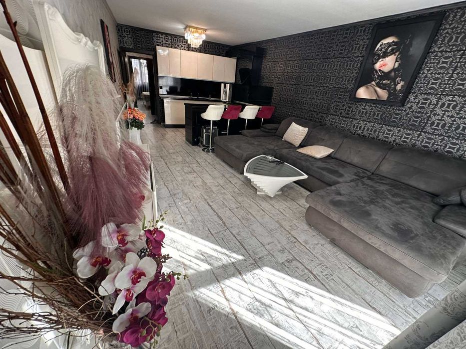 Луксозно обзаведен Тристаен апартамент с 2 паркоместа , ж.к. Левски