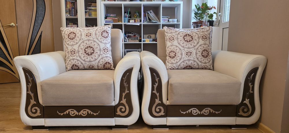 два мягких кресла