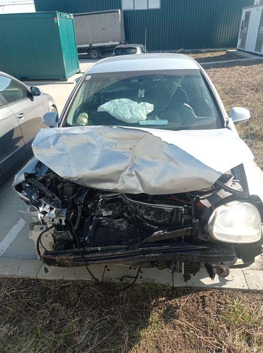 Vând golf 5 pentru piese