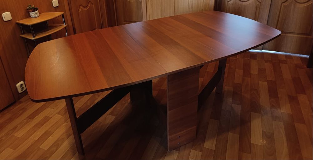 Обеденный стол  деревянный