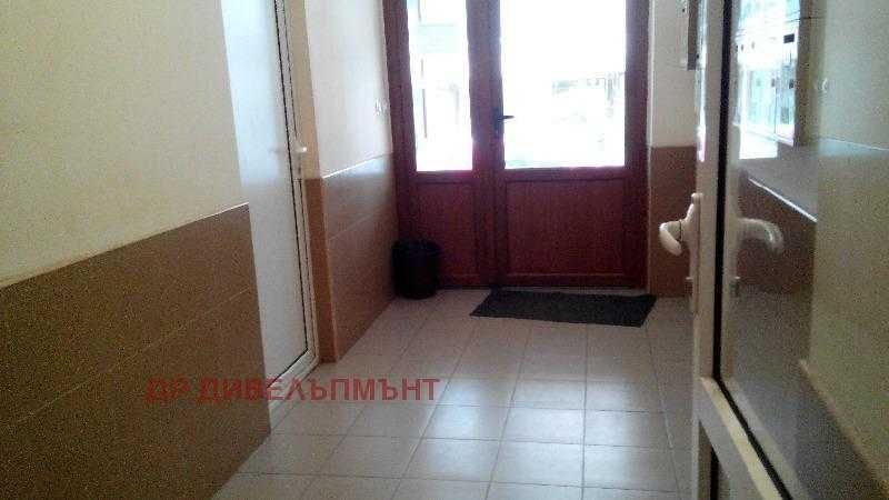 Евтин двустаен до Парк Гео Милев и църквата