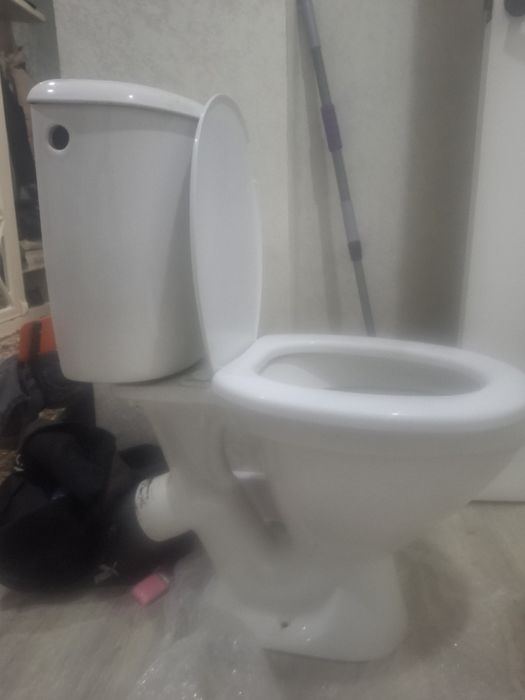 Продам  унитаз   снизу  ес тре шина
