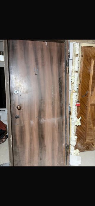 Темір Есік, Металлическая дверь