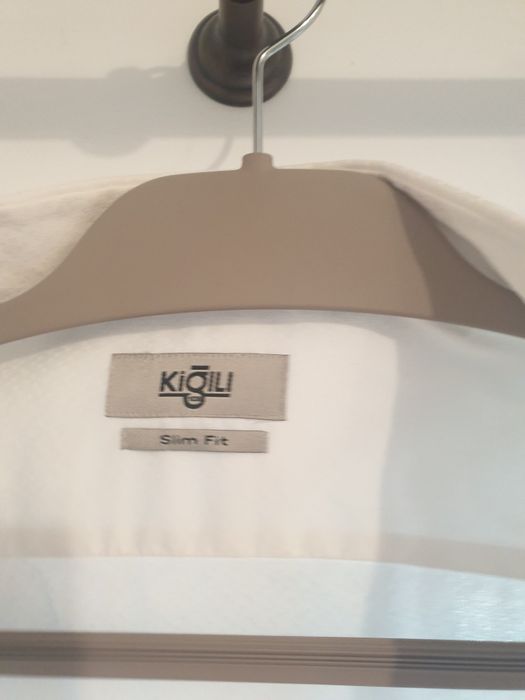 Vând cămăși purtate o singura dată marimea L si XL