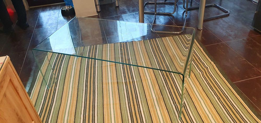 Дизайнерска холна маса от огънато стъкло с изрязани крака