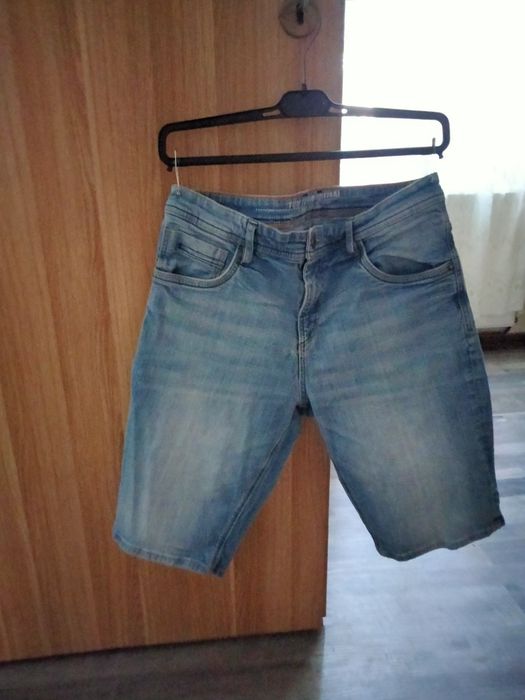 Pantaloni scurți și tricouri 2 buc la 50 lei.