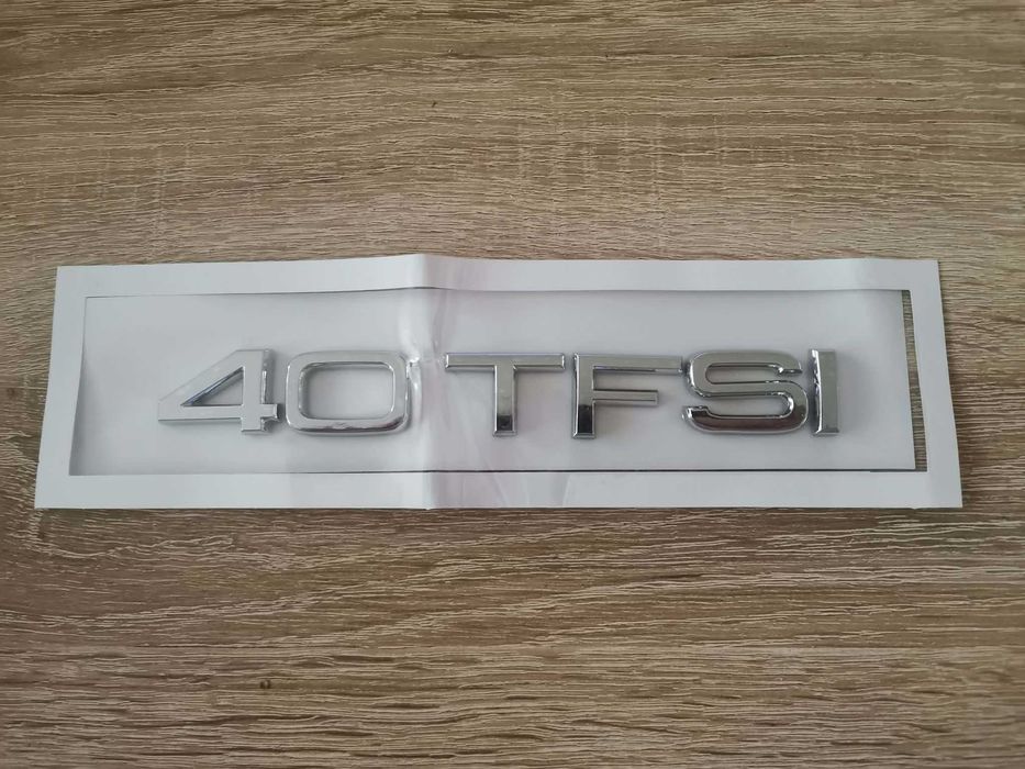 сребриста емблема Audi 40 TFSI