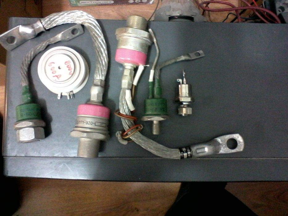 Продават се мощни диоди, тиристори и триаци (симистори).