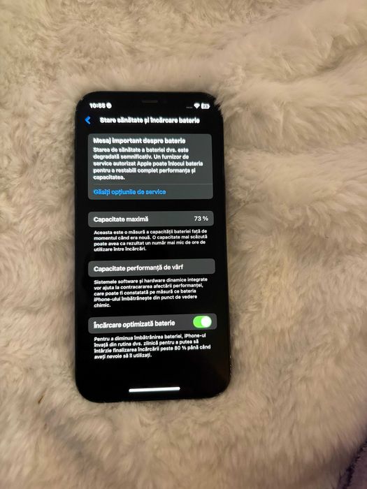 iPhone 12, funcțional, dar cu defecte.