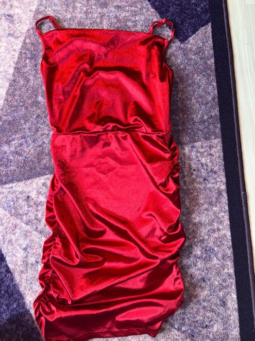 Червена, прилепнала, къса рокля