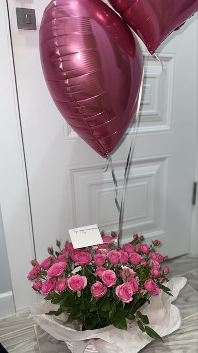 Цветы корзины и шарик