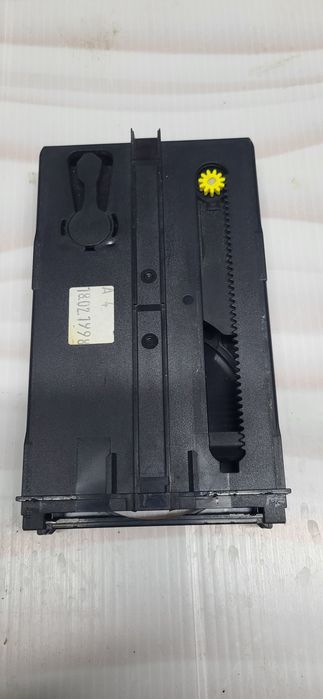 Подстаканник и динамик с сетками.