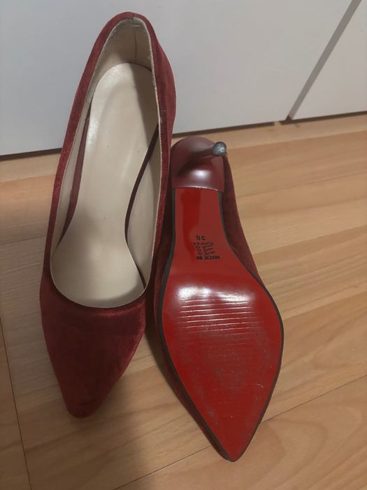 Кадифени червени точета