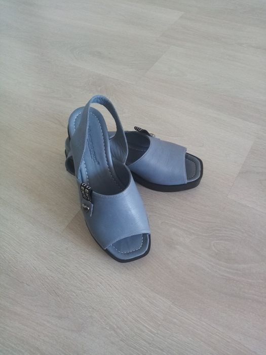 Продам босоножки