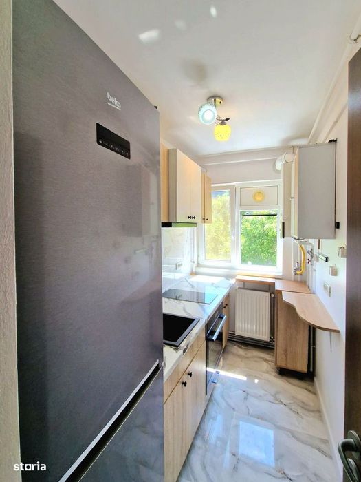 Apartament 3 camere, renovat, centrală proprie, etaj intermediar