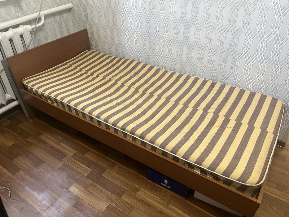 Продам кровать  пружинный матрас