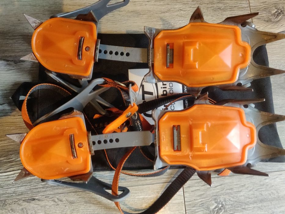 Colțari Climbing Technology Nuptse Universal – stare excelentă