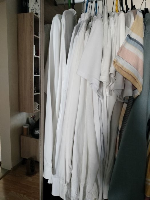 Tricouri și cămăși albe