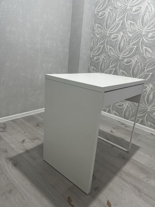 Стол для макияжа,есть стульчик