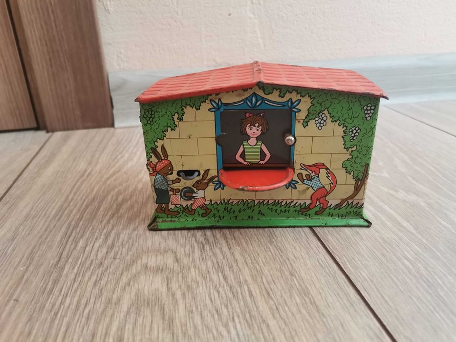 Стара метална касичка