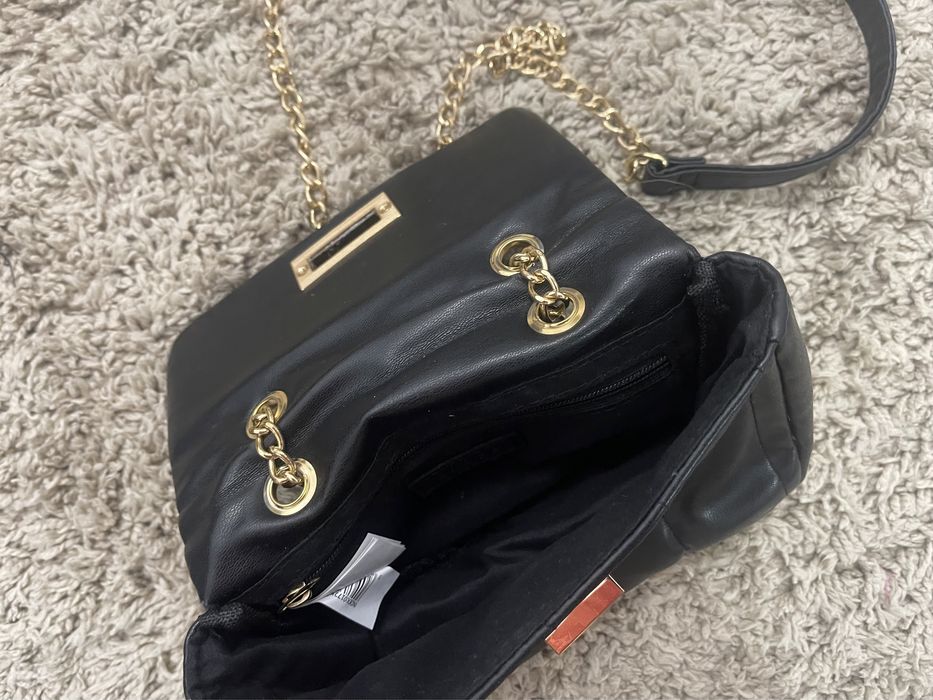 Geanta neagra cu lant auriu. Marca Cropp