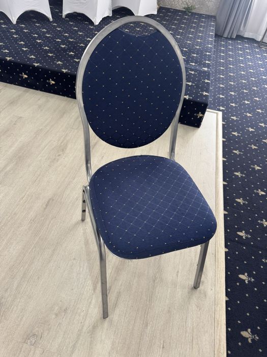 Vand 400 scaune cu huse