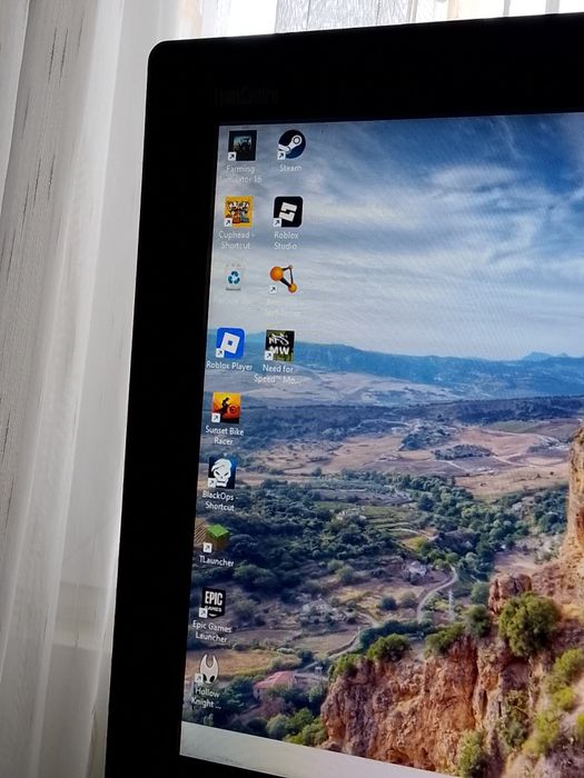 Monitor din 2017 in stare foarte buna