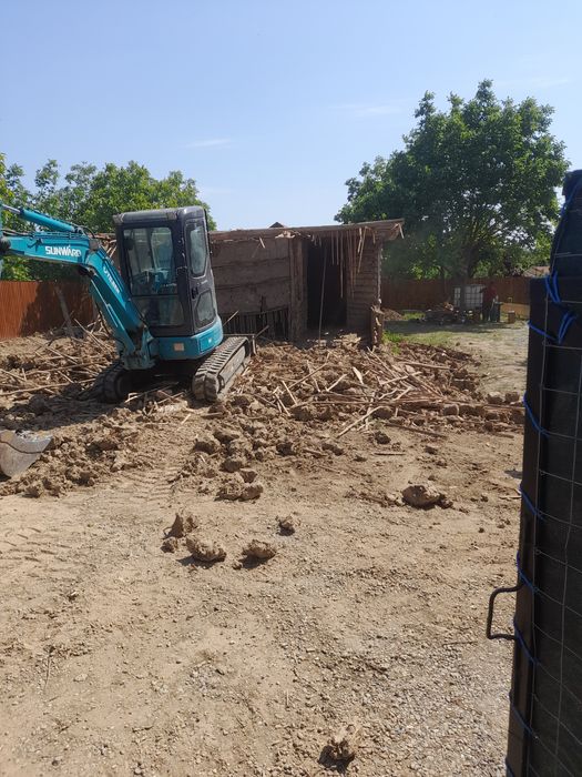 Miniexcavator de închiriat 4.2t cu picon pt săpături fundații demolări