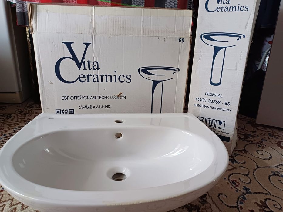 Унитаз,раковина.