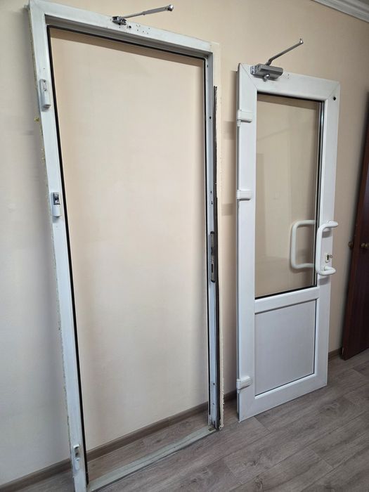 Продам пластиковую дверь