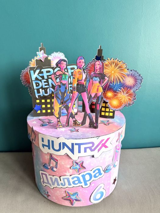 Картонена торта  с включени пликчета за подаръци Kpop Demon Hunters