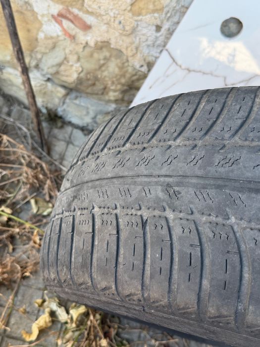 Всесезонна гума Goodyear, 215/60/16, 9 евро. Беше резервна гума, запазена.