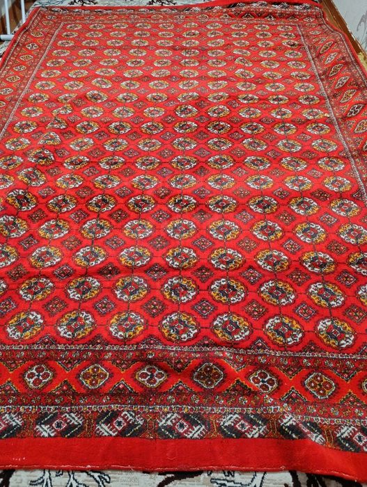 Ковёр в хорошем состоянии