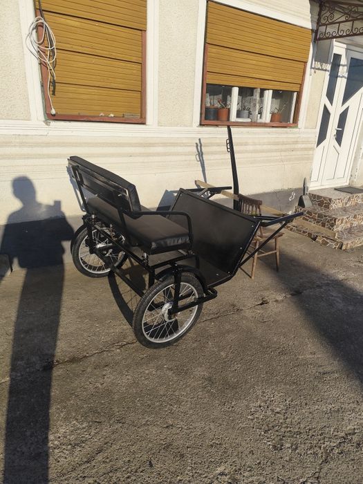 Șaretă nouă pentru ponei cu tapițerie din piele și rude reglabile .