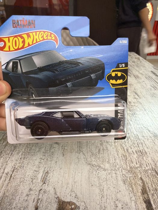 Продам hotwheels бетмобиль