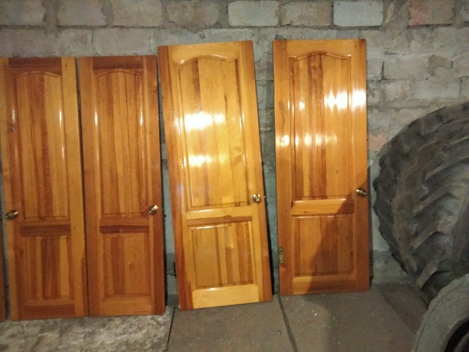 Деревянные двери.