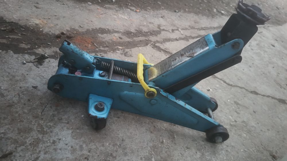 Vînd doua cricuri hidraulice crocodil,160 lei buc negociabil.ata