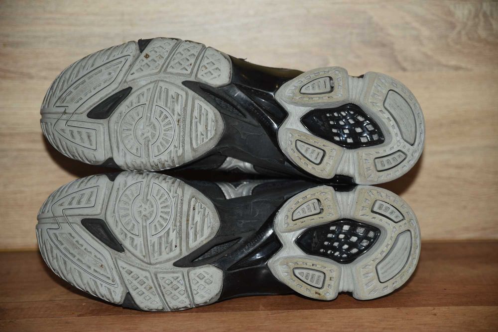 Mizuno оригинални маратонки номер 45, но са уголемени