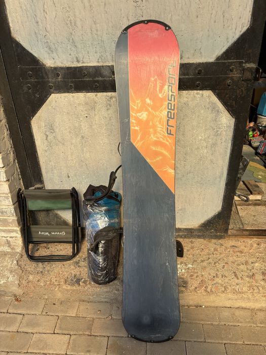 Сноуборд с креплениями + костюм + ботинки