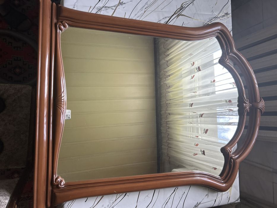 Комод и зеркало.