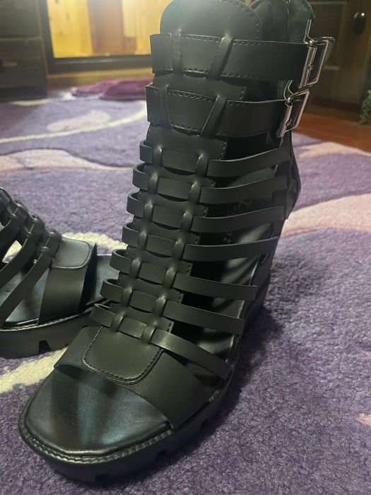 Sandale cu talpa inalta