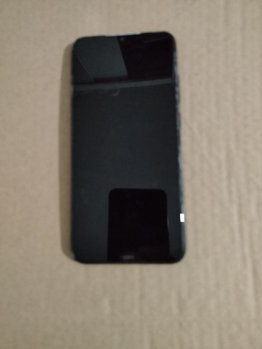 Xiaomi Redmi Note 8 / 8T  cu display-ul spart. Placa este buna. Pentru piese